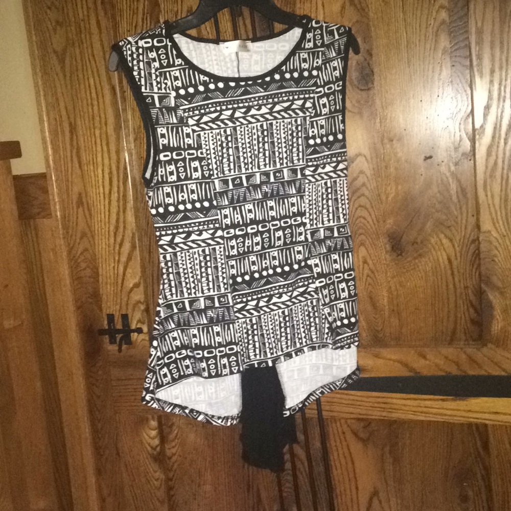 Hi/low top with black ruffle detail in the back.